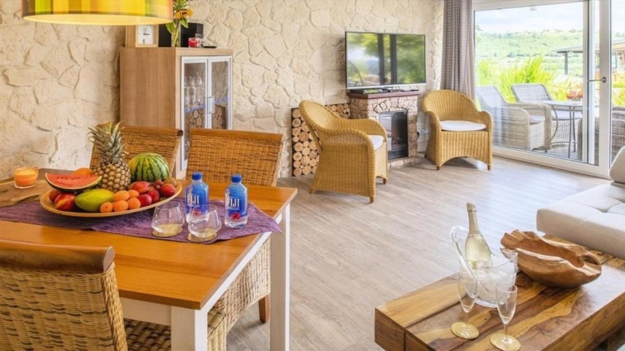 Ferienwohnung Apartment Seeterrasse - im Maarberg Resort - in Schalkenmehren am See - B&B Schalkenmehren