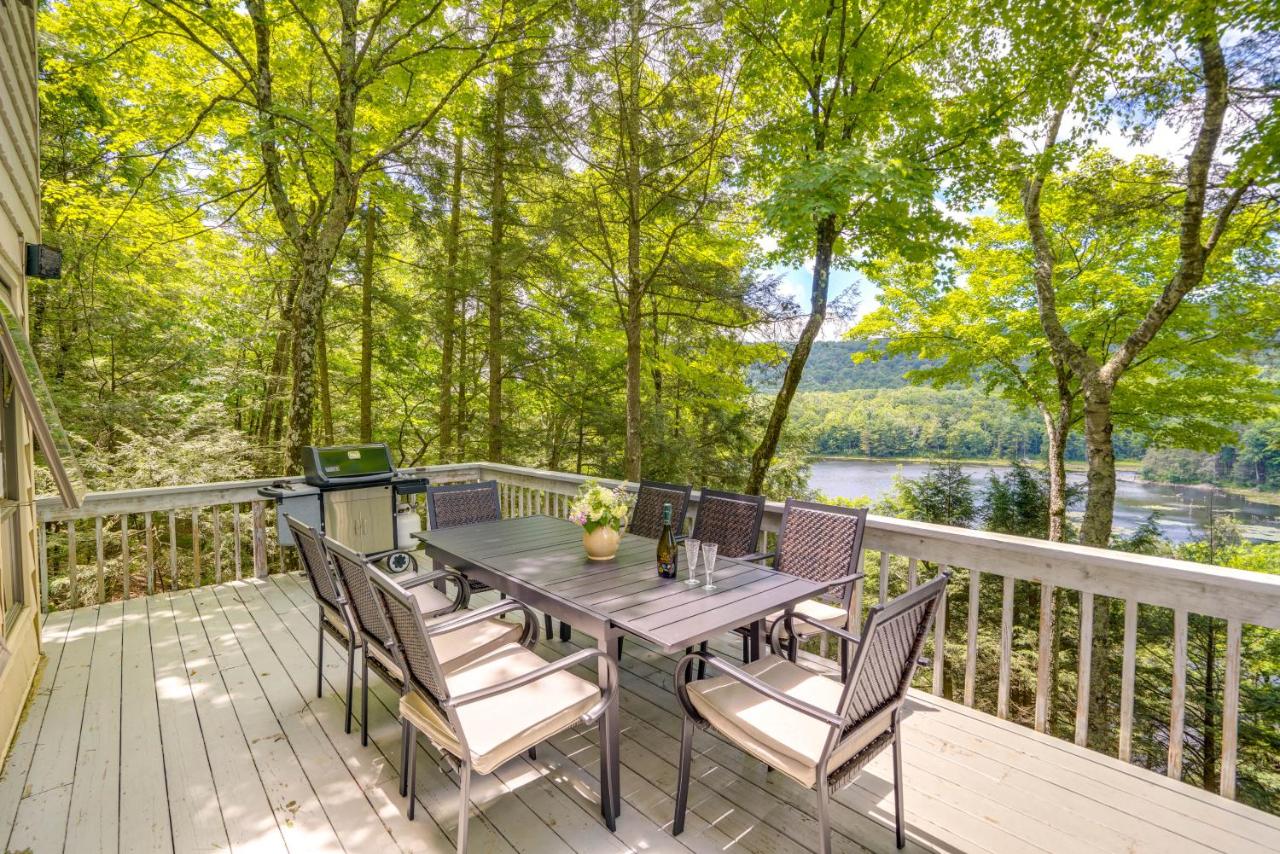 Great Barrington Lakeside Getaway with Kayak and Grill - Bed and Breakfast