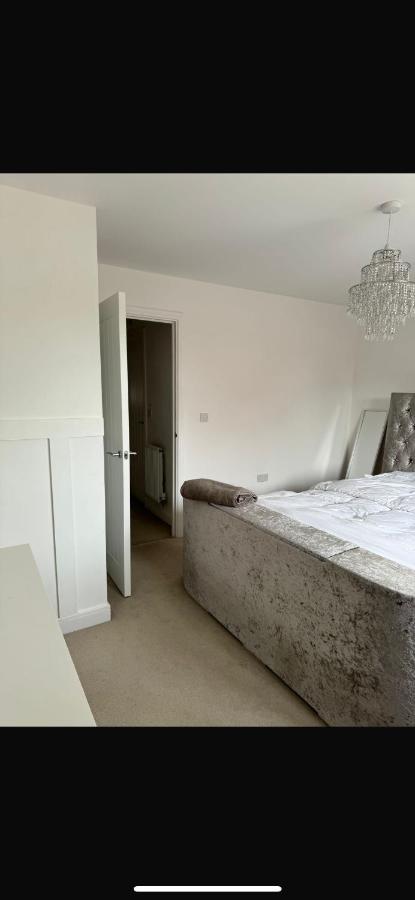 Private Double Room In Three Bedroom Townhouse Shared with Live In Host - B&B