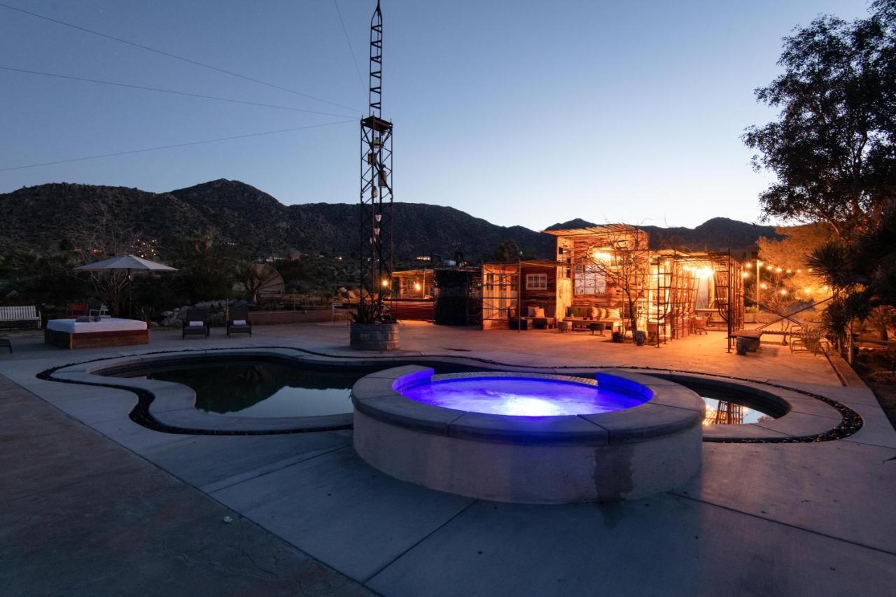 The Sunrise Suite private Hot Tub and shared pool - B&B Joshua Tree