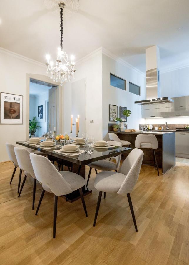 Timeless Elegant Apartment by Opera House - B&B Budapest