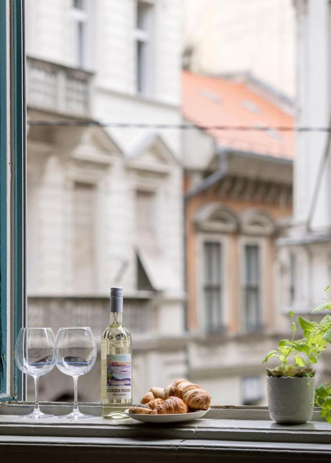 Timeless Elegant Apartment by Opera House - B&B Budapest