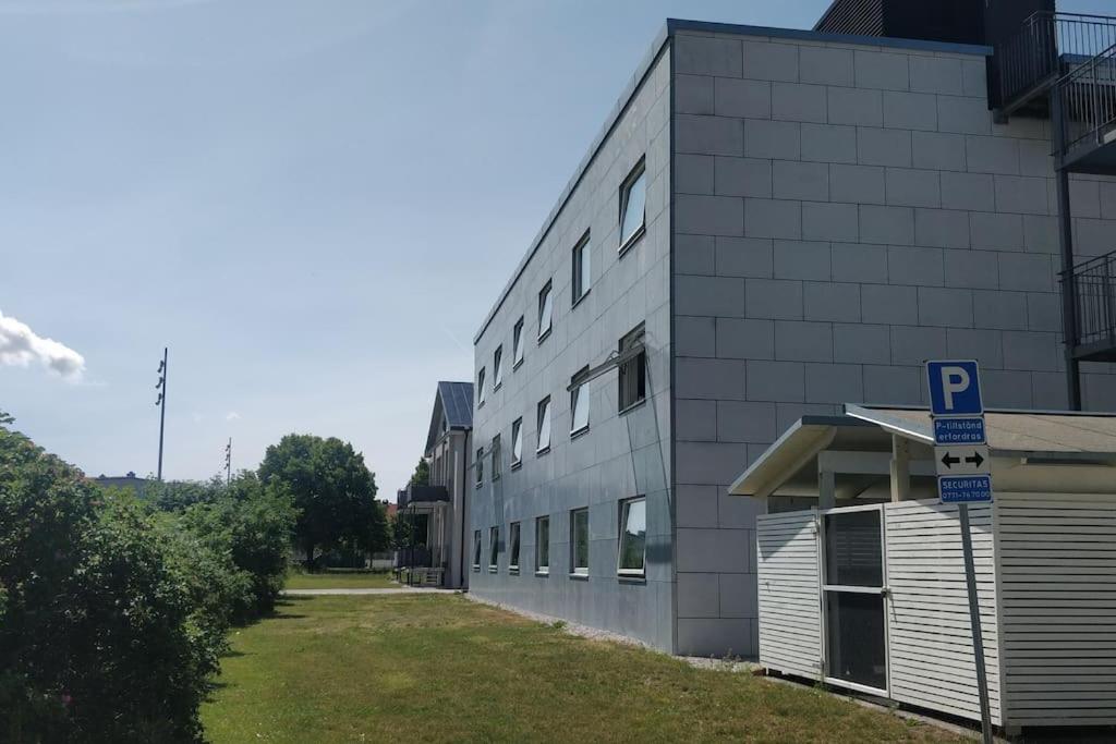 Apartment with pool, 10 min walk from Old Town - Chambres d’hôtes Visby