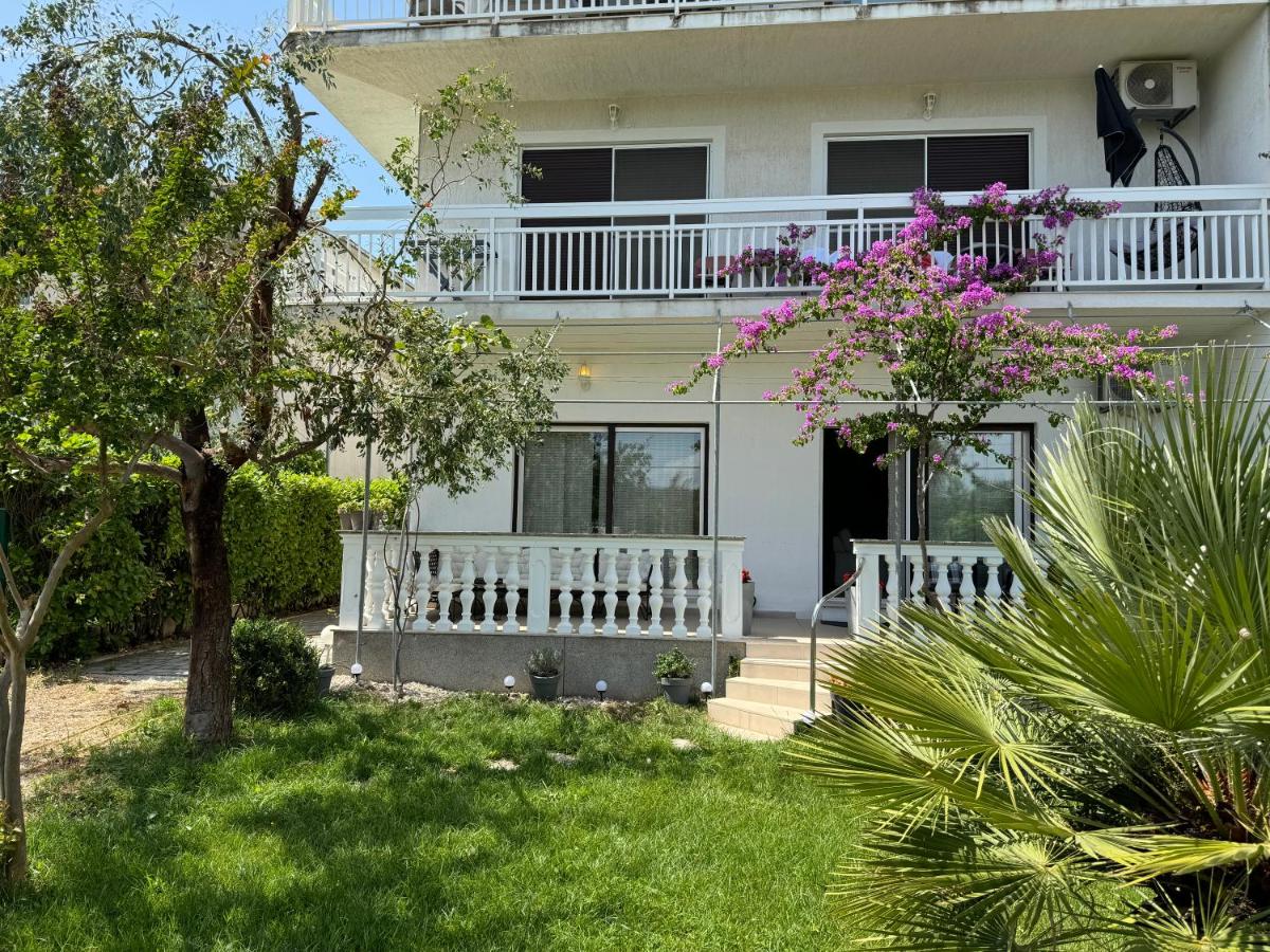 Big Beachfront Apartment Smokvica in Trogir - Bed and Breakfast