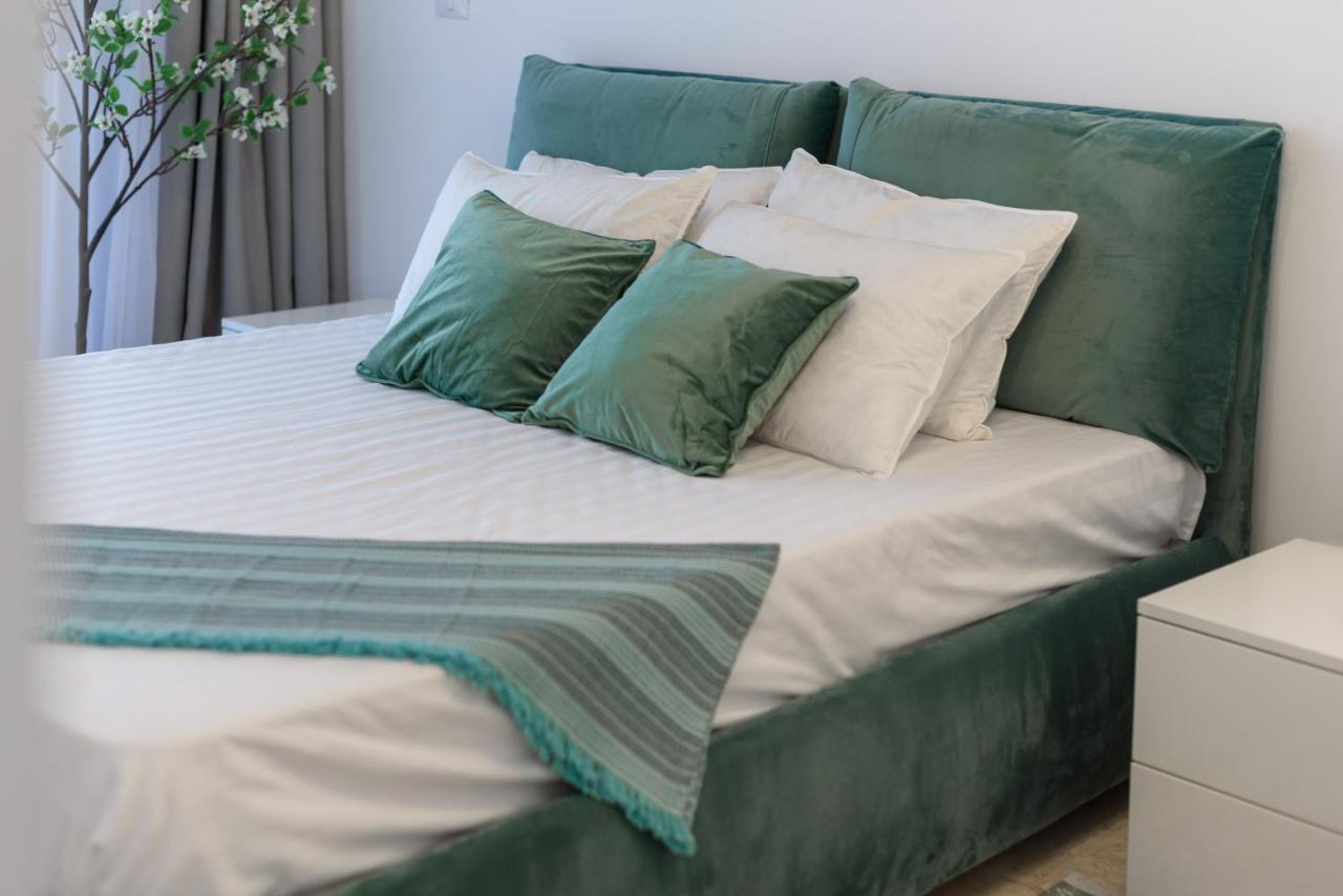 One-Bedroom Apartment with Sea View and Balcony