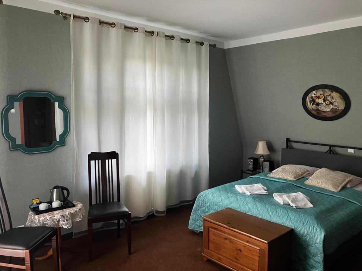 Zimmer mit Kingsize-Bett und Balkon