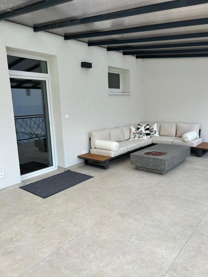 Apartmán 365 VAJANA & Jacuzzi, wallbox, free parking - B&B Piešťany