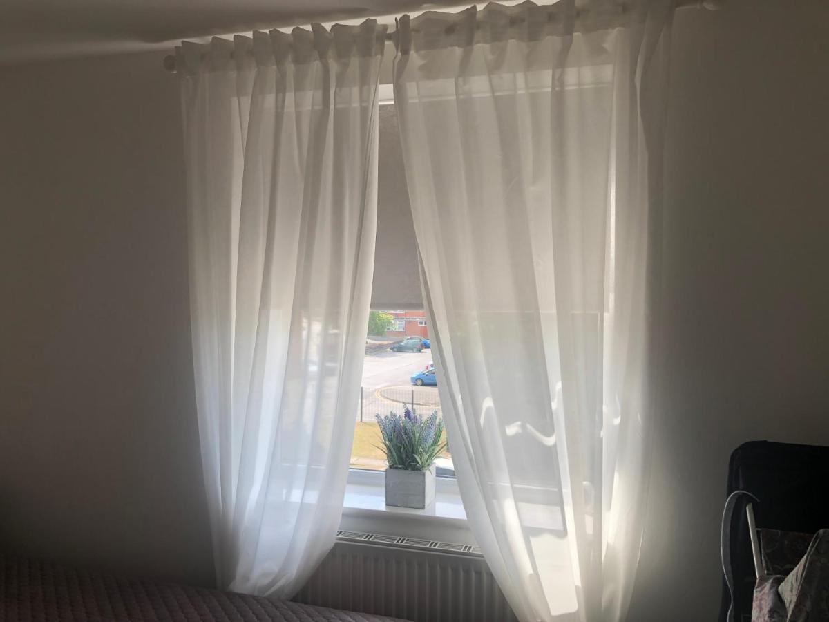 Basildon, private room in a flat - B&B