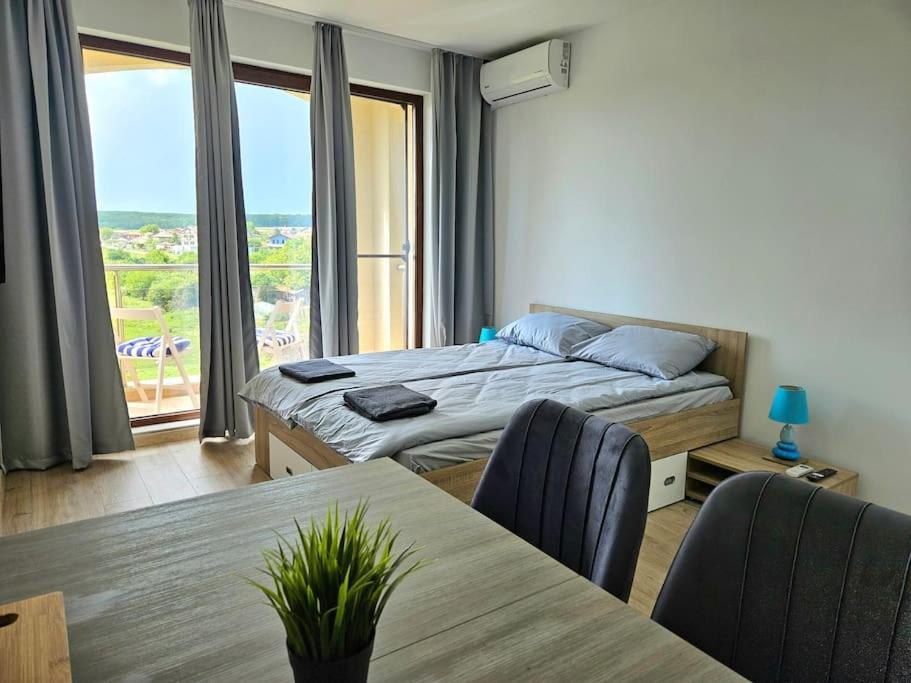 Relaxing studio in Shartrez - Ferienwohnung Shkorpilovtsi