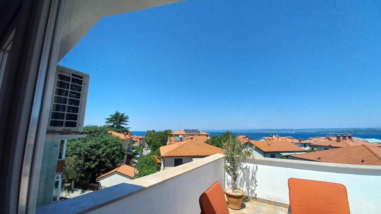 Appartamento con 2 Camere da Letto, Terrazza e Vista Mare