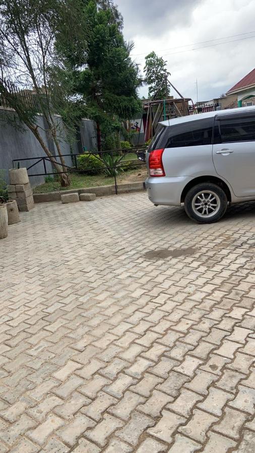 Jay Apartments - Chambres d’hôtes Mbarara