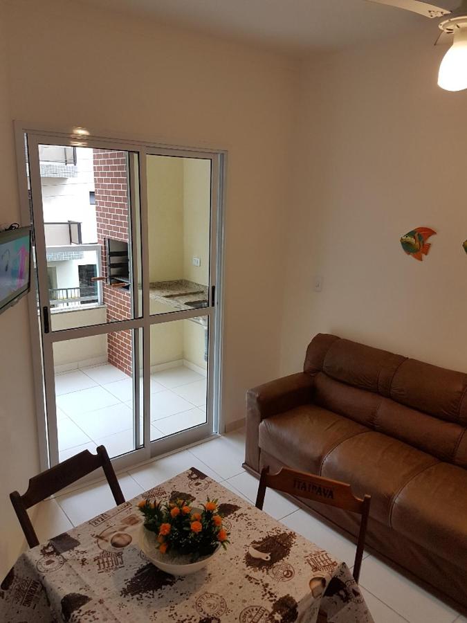 Ap um dormitório com ar condicionado ou ventiladores de teto, churrasqueira - B&B Ubatuba