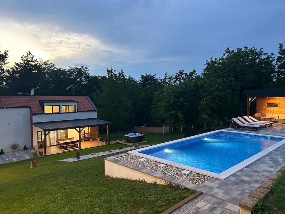 Villa BeleVita odmor u prirodi sa grijanim bazenom - Ferienwohnung Čepelovac