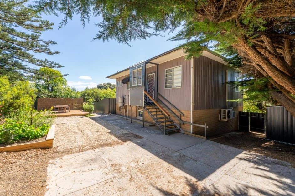 Syds Place - Retro Seaside Haven Upstairs - B&B Goolwa South