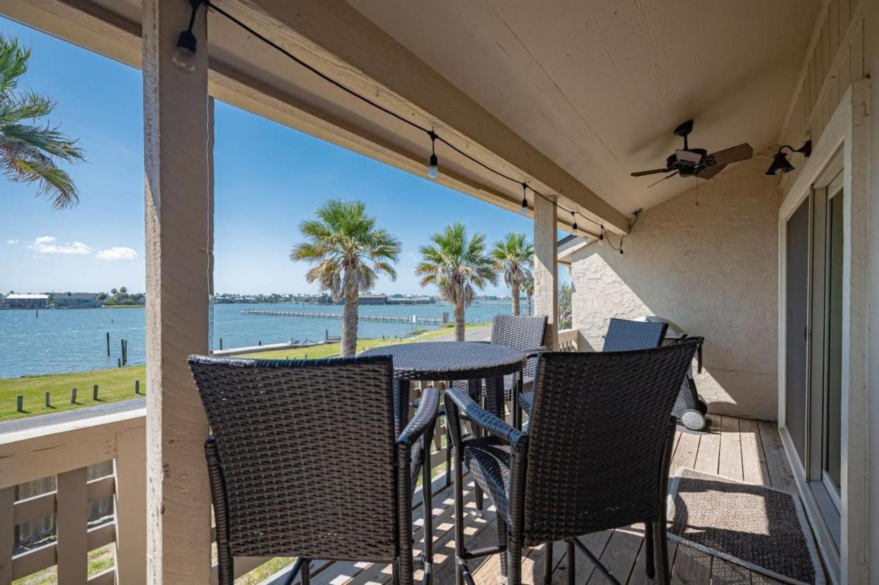 Simply Wonderful Condo with Bayview Private Pier and Pools - B&B Rockport