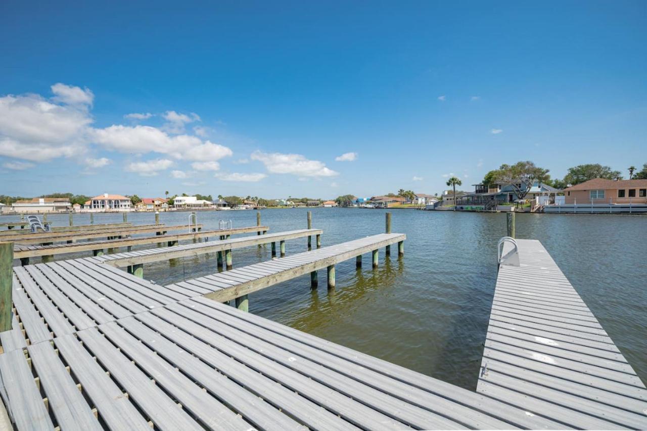 Simply Wonderful Condo with Bayview Private Pier and Pools - B&B Rockport