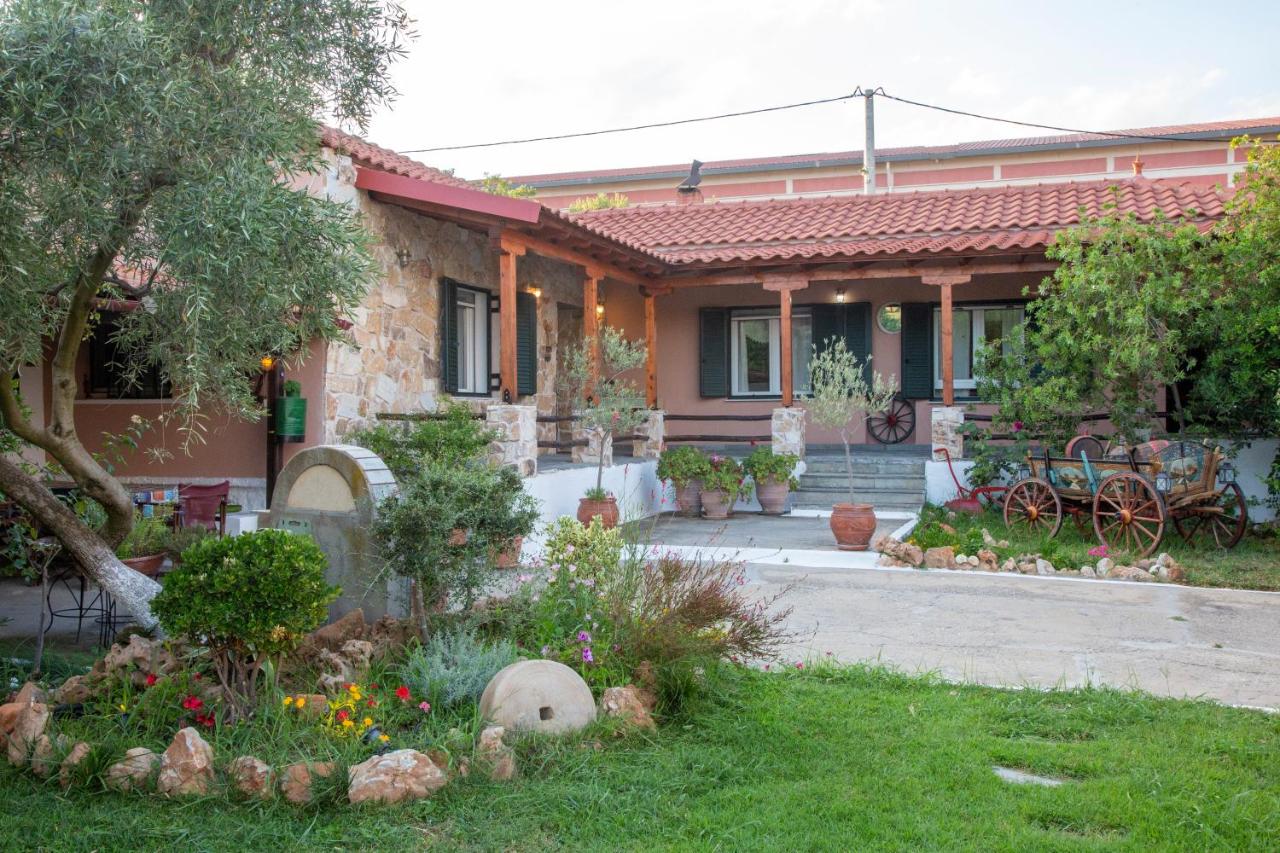 Traditional Villa Nea Peramos - B&B