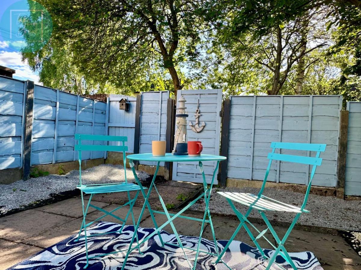 Chic 2BR Swinton Gem for Families & Couples Trafford Centre Nearby - Ferienwohnung