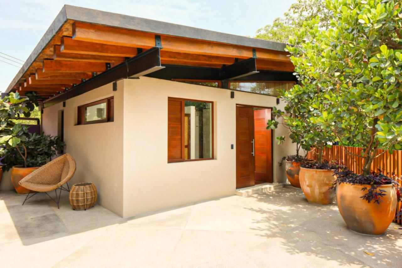 Welcome to Paradise - Luxurious 2 Bedroom Oasis with Pool and Lush Tropical Garden - B&B