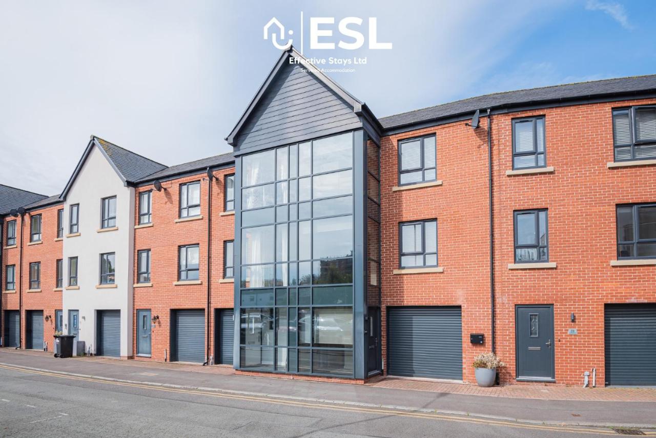 3 Bedroom Modern Townhouse with Garage Parking - B&B