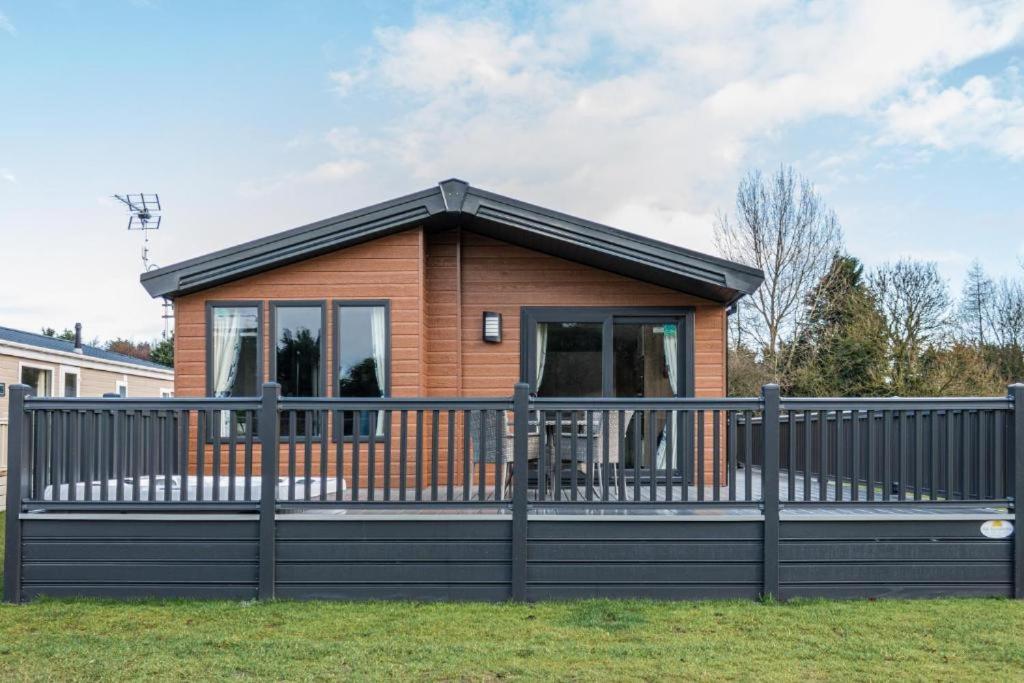 Lilac Lodge with Hot Tub - Chambres d’hôtes