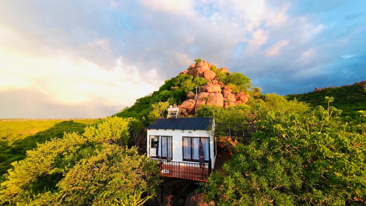 Makgobelo Lodge -The White House - Solar powered - Bed and Breakfast