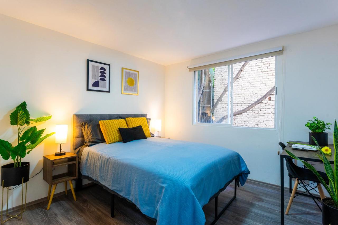 Private Room #2 in a 4 bedroom Guest House in Roma Norte, Mexico City - B&B