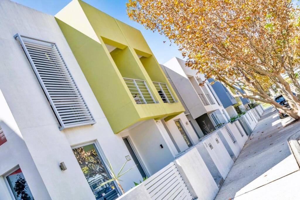 Seascape Beach House, luxury 3x2, fire pit, enchanted garden, pet friendly, sleeps 8, opp cafe - Chambres d’hôtes