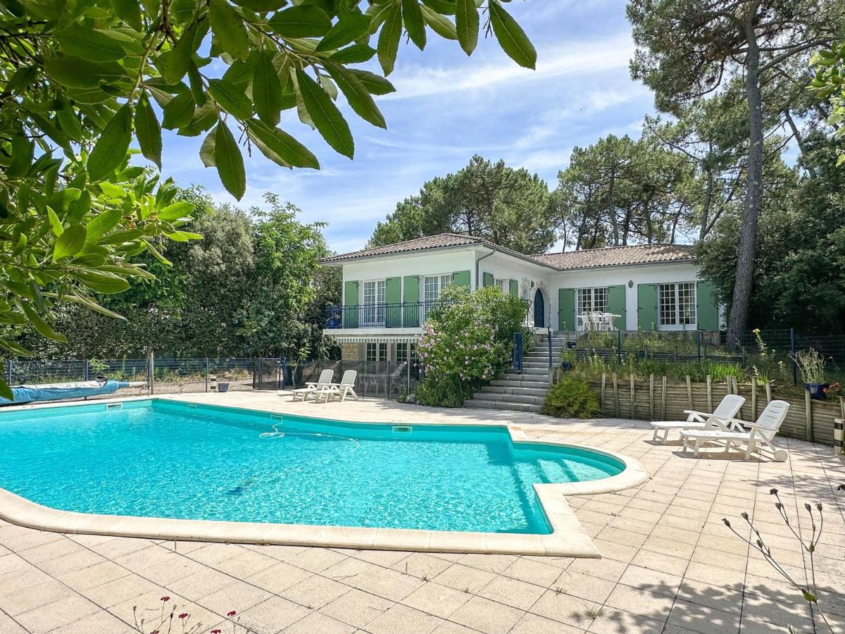 Villa avec Grande Piscine, 6 Chambres, Tennis, Plage Privée - La Palmyre - FR-1-705-83 - B&B