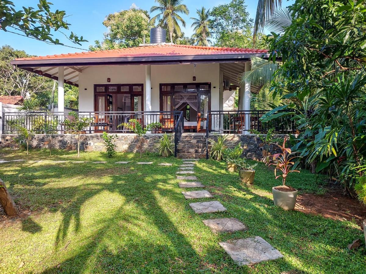 White Villa Goyambokka - B&B