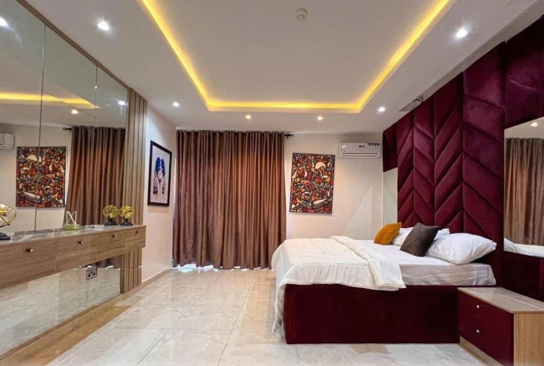 Posh 3bedroom, 24hrs electricity, WiFi, Netflix, PS 5, Snooker, Swimming pool in Jose Maria, Ikate - Ferienwohnung