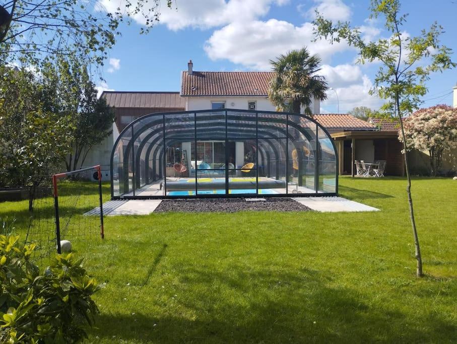 Grande maison familiale avec piscine couverte chauffée à 15 min du centre de Nantes - Chambres d'hôtes Vertou