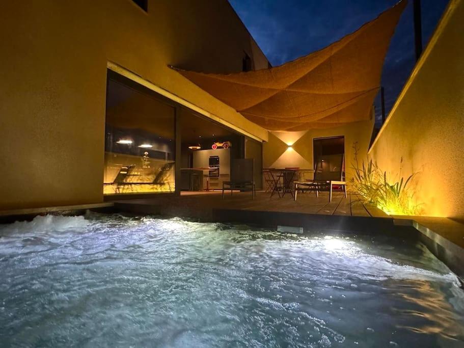 Maison d'architecte avec piscine-spa chauffé en centre ville de Vaison-la-Romaine - Bed and Breakfast