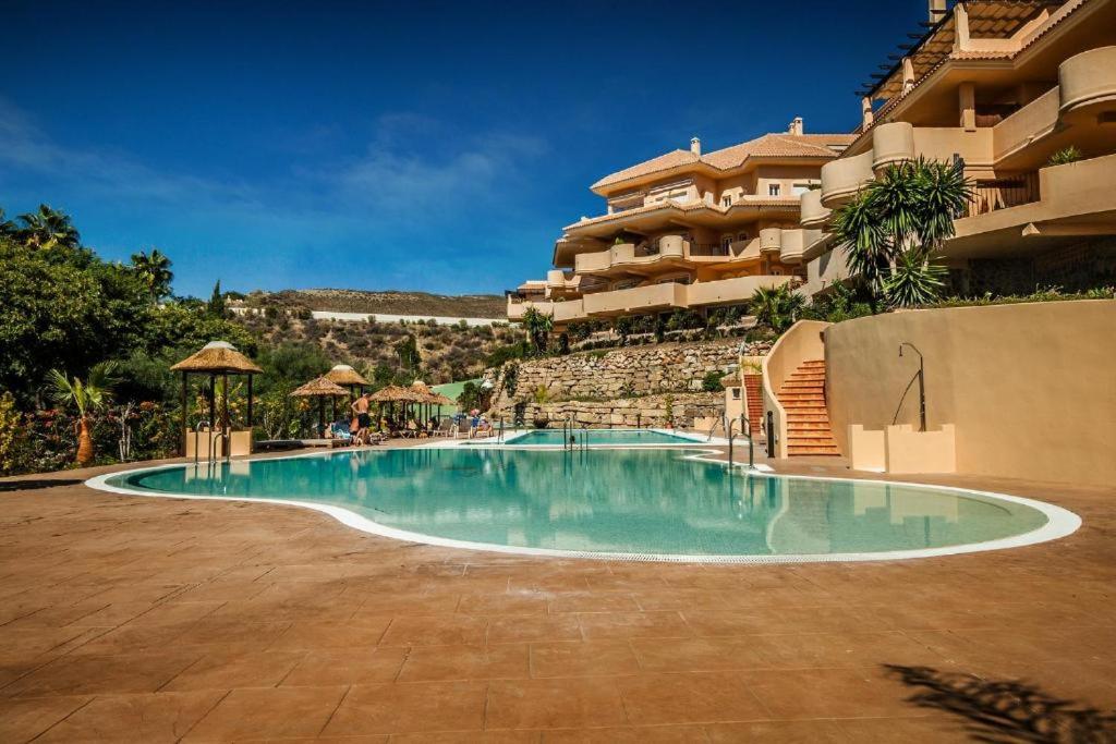 Aloha Hill Club Exclusive Apartment with Premier Resort Amenities - Bed and Breakfast Marbella