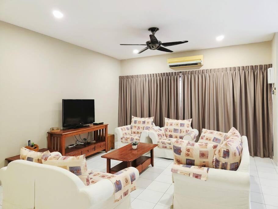 5min to town IPOH garden east tambun cottage 4br 16 pax - B&B