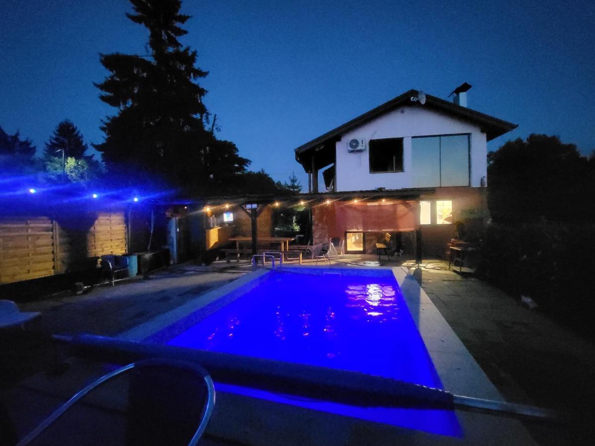 VIKENDICA GARFILD SA BAZENOM i SAUNOM BANJA LUKA - Bed and Breakfast Banja Luka