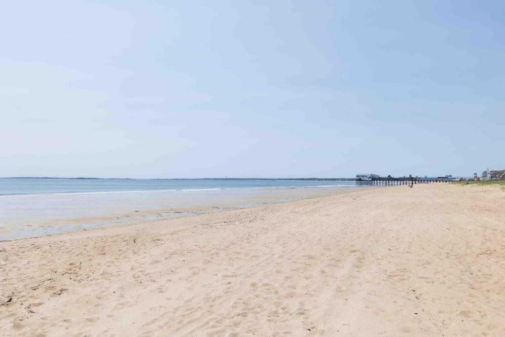 Steps from the sandy beach! Surf's Up - B&B