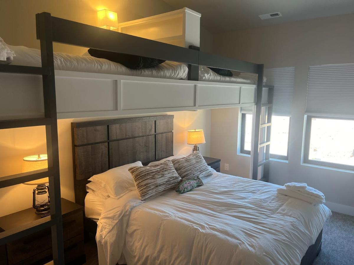 4 bd Ski Villa with Hot Tub and Bunk Room by lake! - B&B Heber City