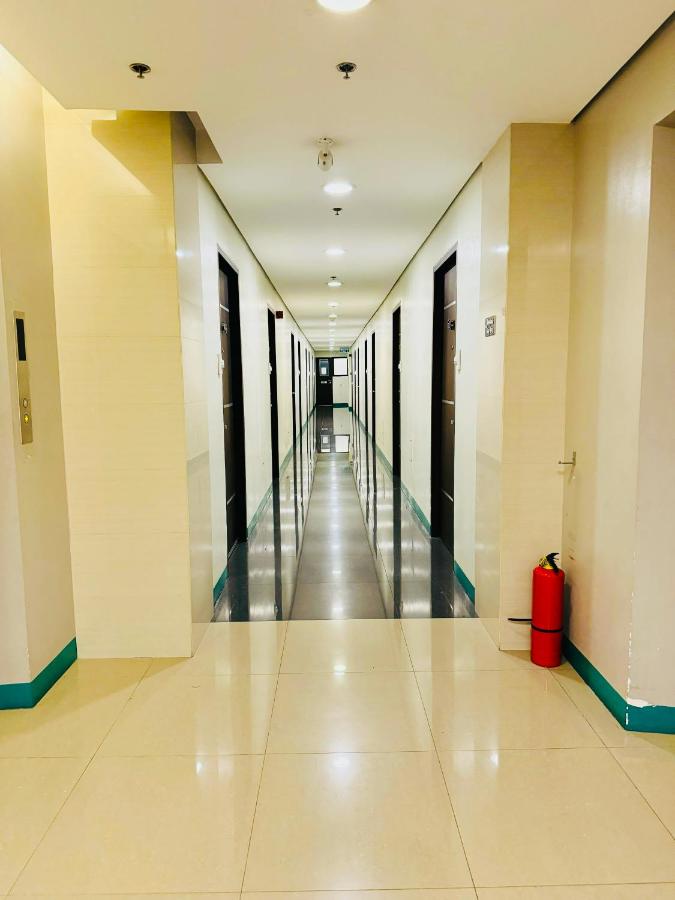 Vinia Infinity Studio 2 Near Malls with WiFi Netflix and Karaoke - B&B Manila