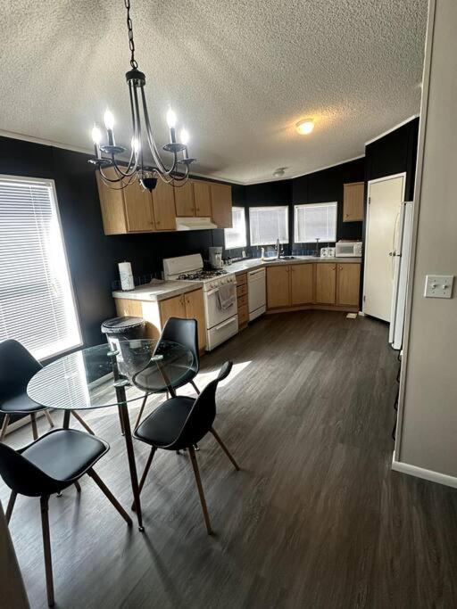 Cute and cozy river house! - Ferienwohnung