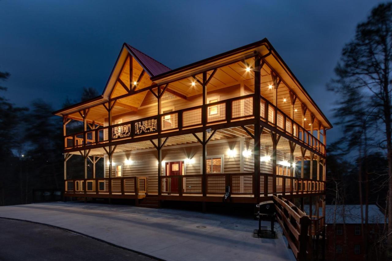 Blaze of Glory - New Luxury, 4BR, Theater, Arcade, EVC, Location - B&B