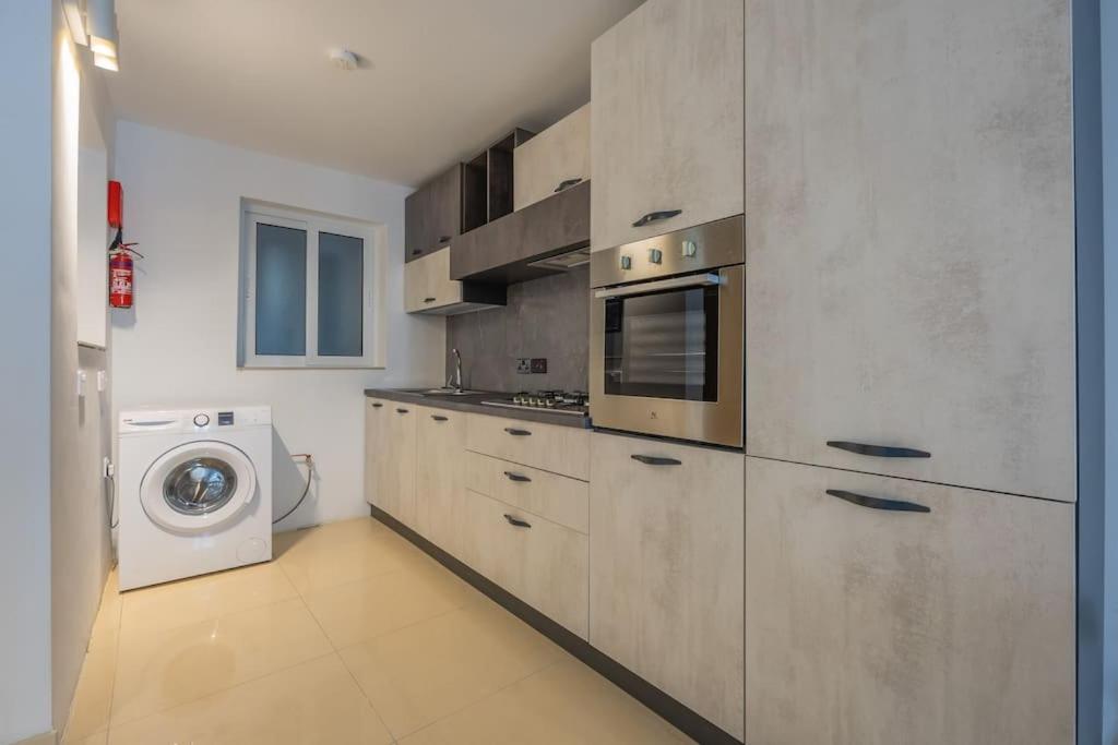 New exquisite apt close to the beach by SF Homes - Ferienwohnung Sliema