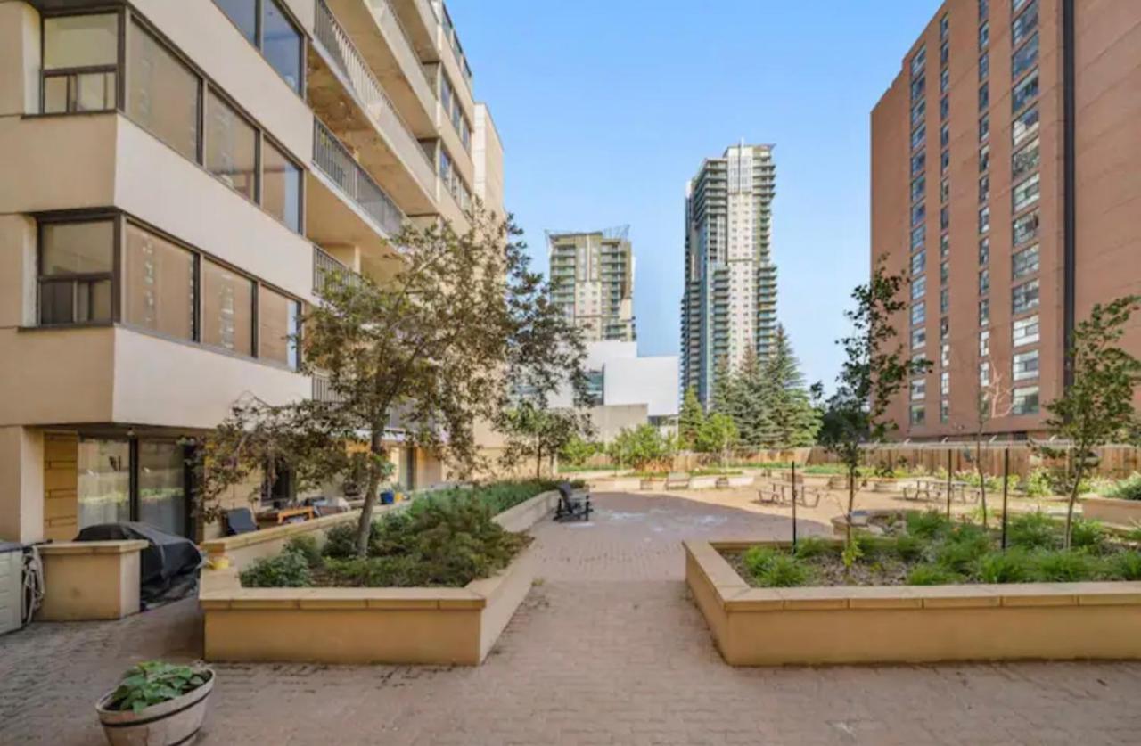 Entire Apartment Prime Downtown location Free underground Parking - B&B Calgary
