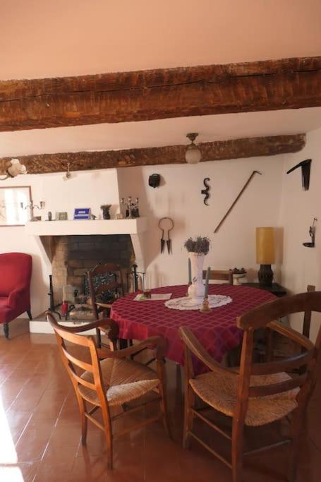 Le Baguier, maison de caractère dans hameau typique provençal - B&B