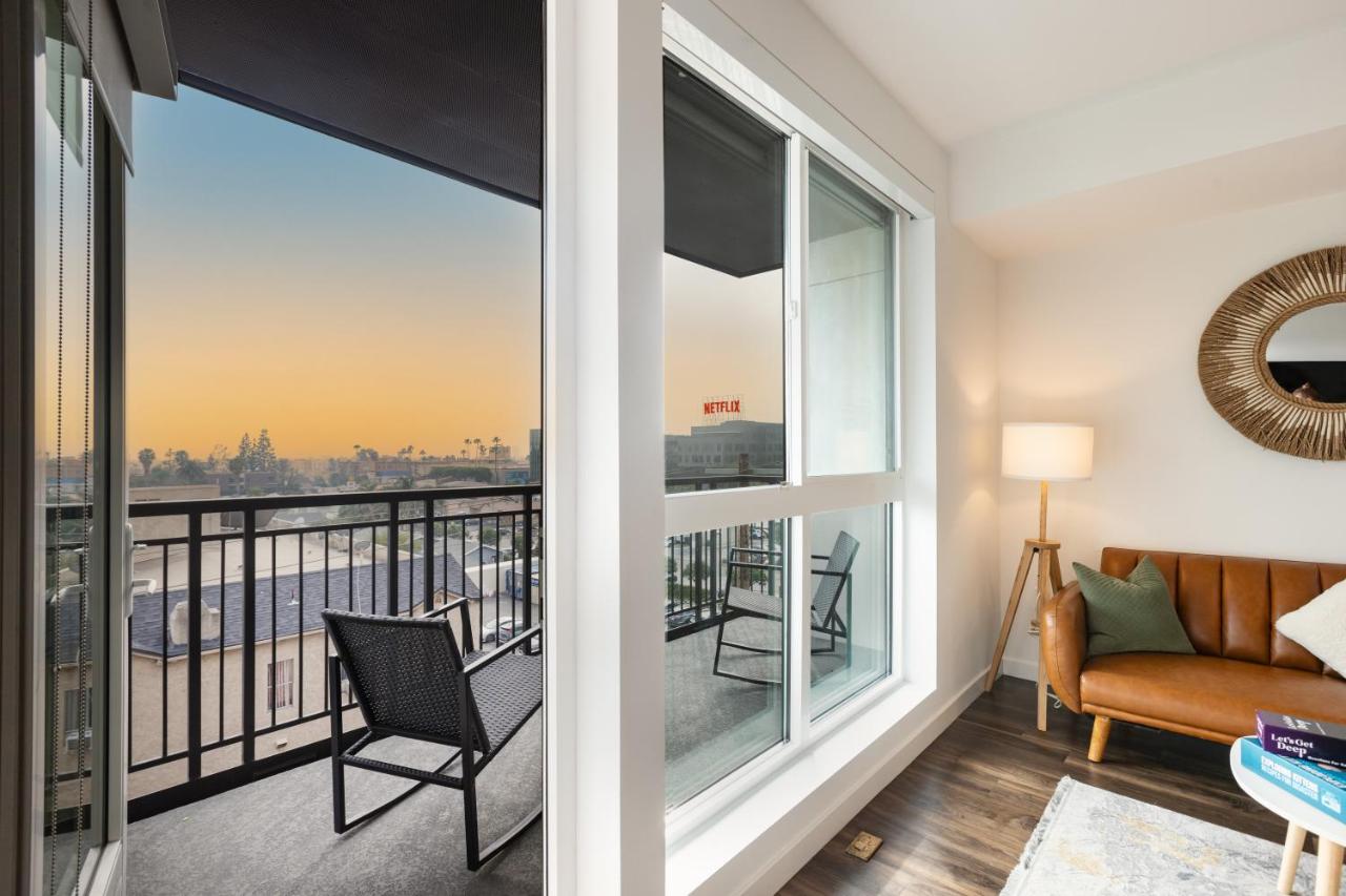 Beautiful 1BR Apt in Hollywood w Pool and Parking - B&B