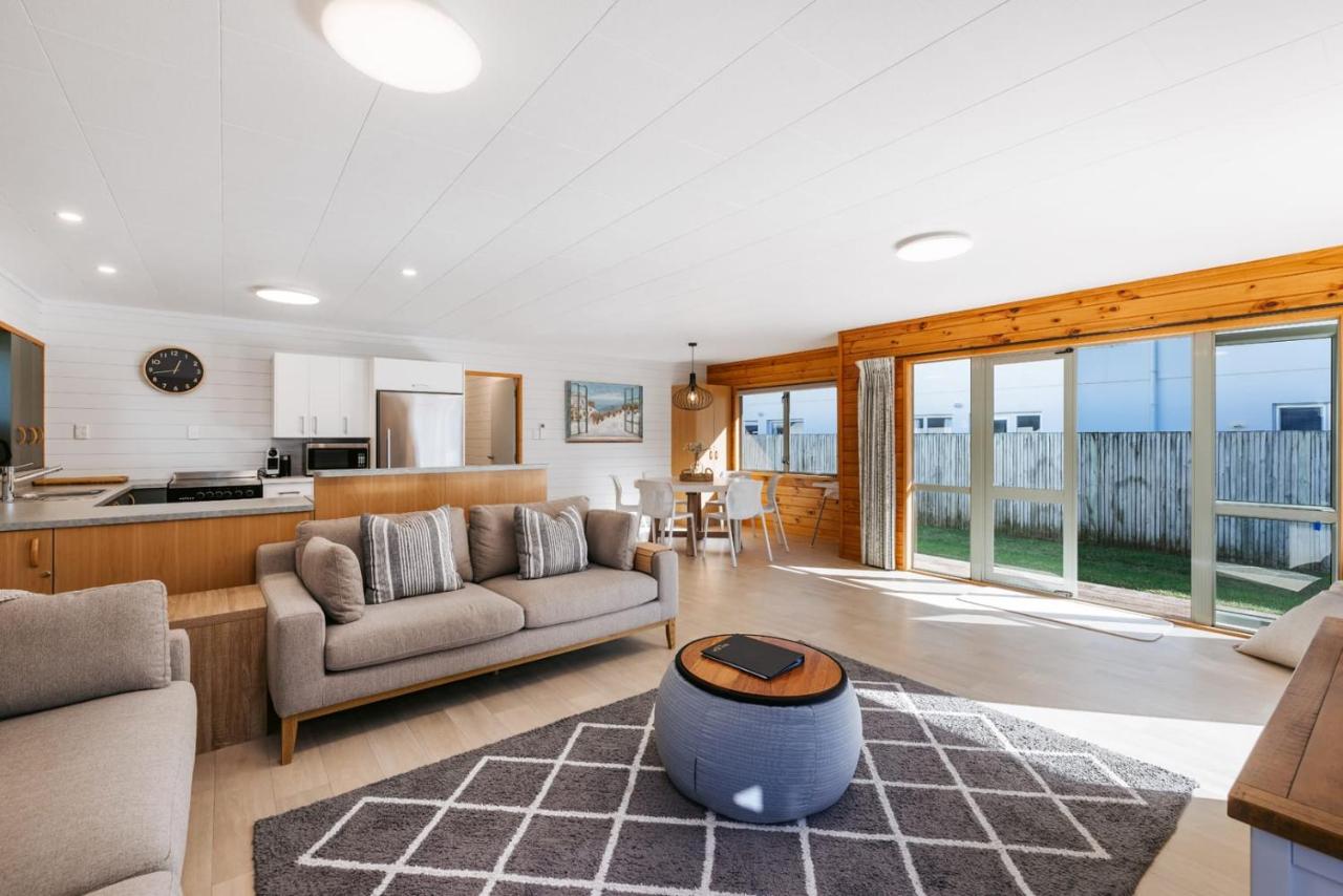 The Iconic Kiwi Bach, Full Site Downtown Mount - Chambres d’hôtes Mount Maunganui