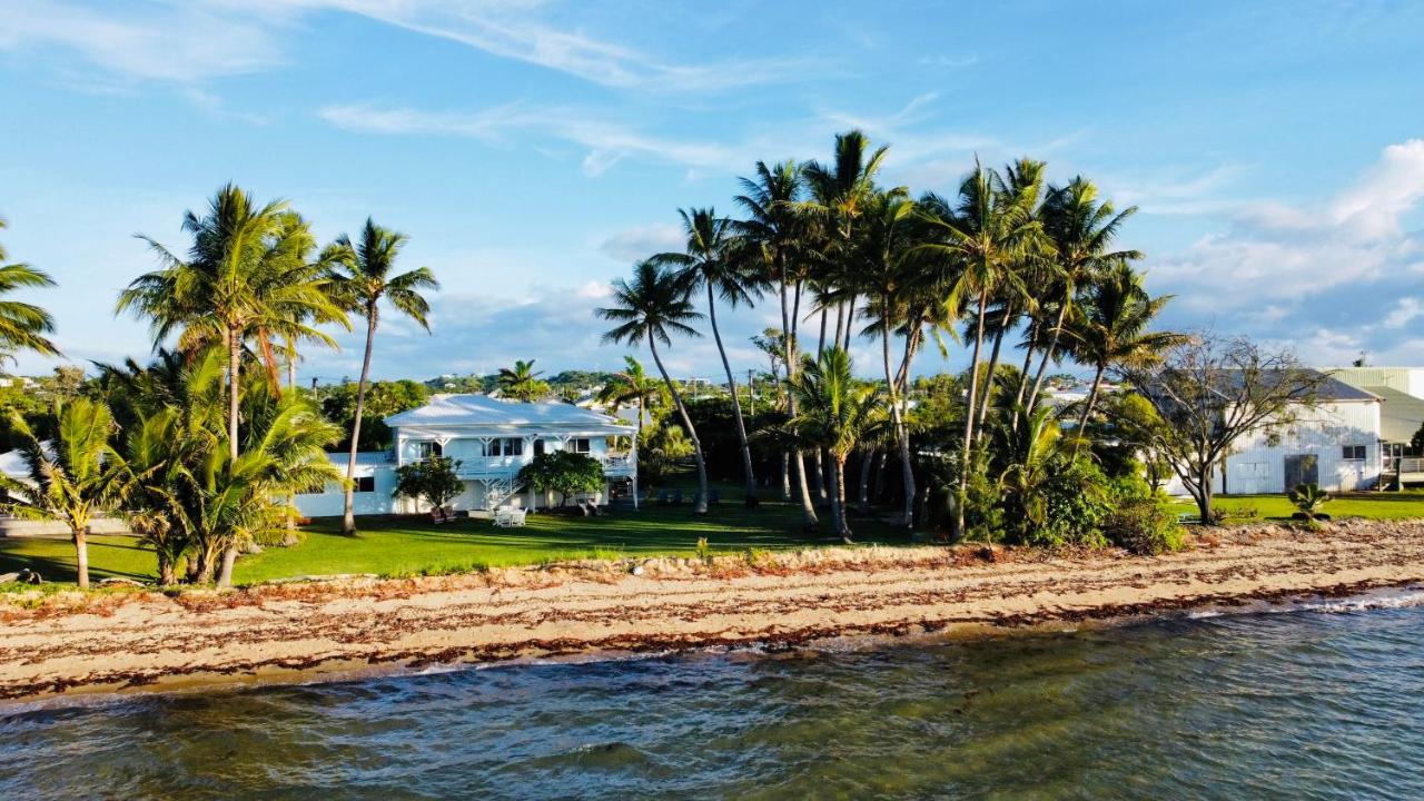 Absolute Beachfront Bowen Beach House 3 Bedroom - B&B