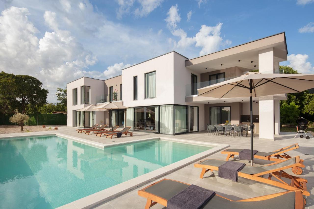 Villa KM 5 Bedroom with pool and garden - B&B