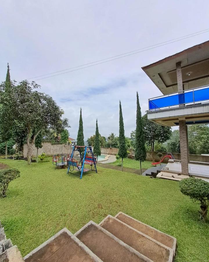 Villa GeGe Puncak - Bed and Breakfast