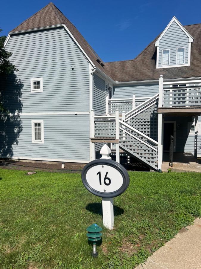 Newly Renovated Loft Villa at Norwich Spa with amenities, 3 minutes to Mohegan - B&B